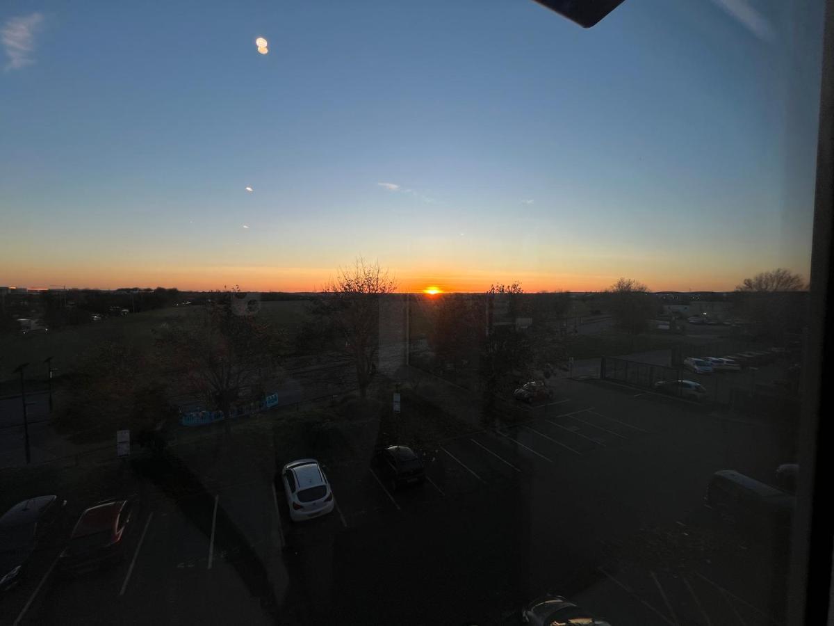 Aeropartment & Aerotel, London Heathrow Airport, Terminal 4, Ev Stations & Cheap Parking On Site! Hillingdon Extérieur photo